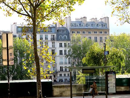 Scène de rue, attendre son bus 