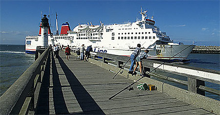 Entrée d'un ferry dans le port de Calais