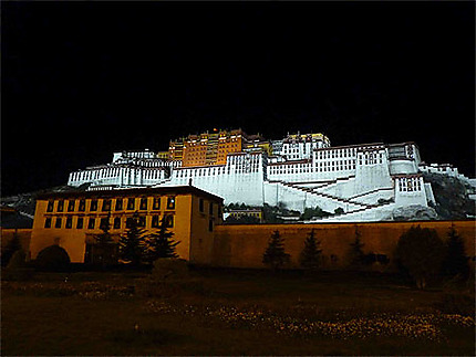 Palais du Potala éclairé