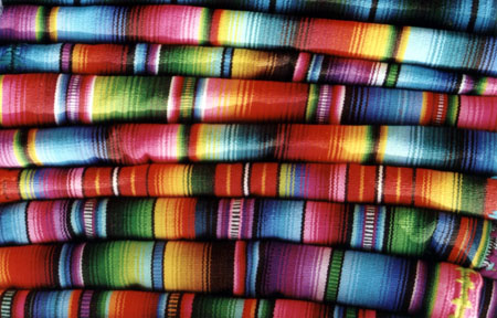 Tissus multicolores au marché de Chichicastenango Tissus multicolores au marché de Chichicastenango