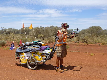 Voyageur solitaire sur l'Outback Way
