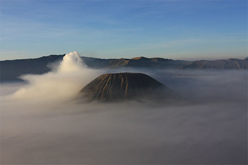 Brume matinale entourant le Batok