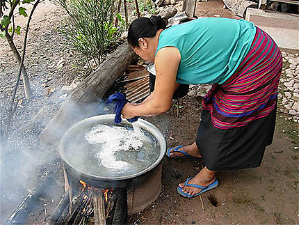 Préparation de nouilles de riz à Muang sing