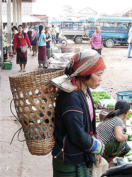 Femme des tribus au marché de Muang Sing