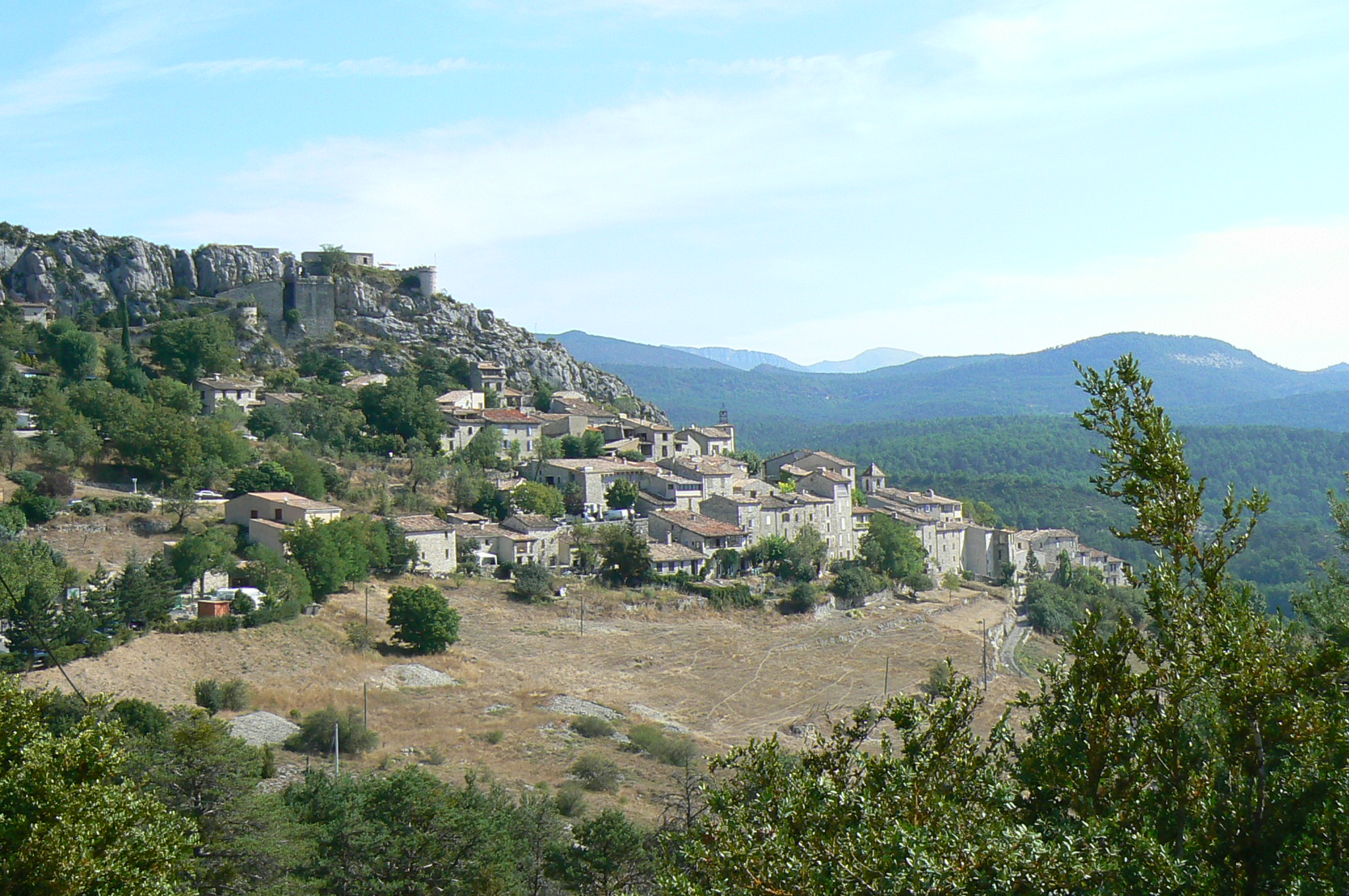 Trigance, vu de la route qui mène aux gorges Trigance, vu de la route qui mène aux gorges