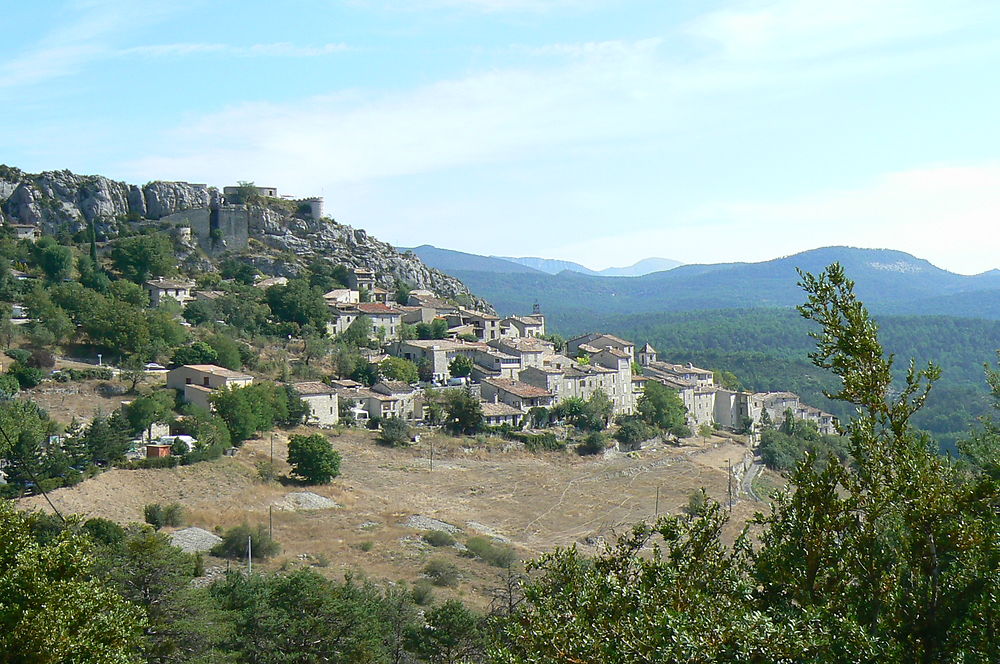 Trigance, vu de la route qui mène aux gorges