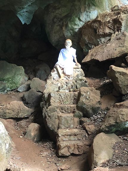 Temple sous la grotte en Thaïlande