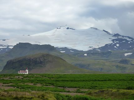 Eglise isolée devant le Snæfellsjökull 
