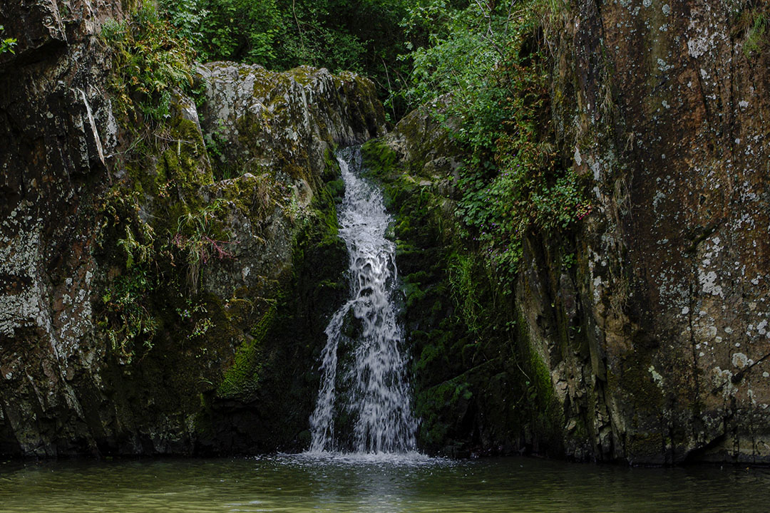 La cascade de Pommiers dans la vallée du pressoir La cascade de Pommiers dans la vallée du pressoir