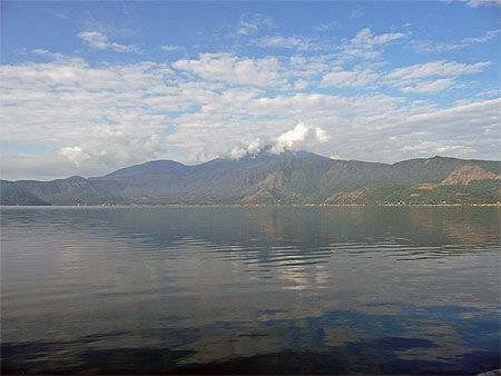 Lago de Coatepeque dans le calme matinal