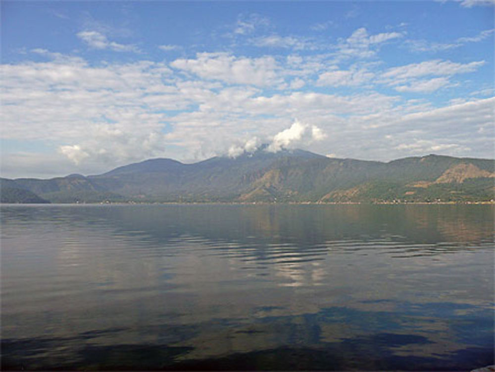 Lago de Coatepeque dans le calme matinal