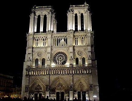 la façade de Notre Dame la nuit