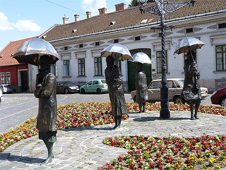 Obuda Femmes avec Parapluies d'Imre Varga