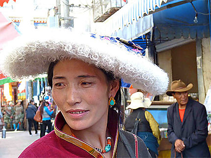 Jolie tibétaine au chapeau