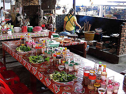 Restaurant au marché de Luang Nam Tha