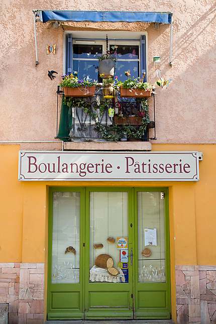 Tourves - La boulangerie et son joli balcon