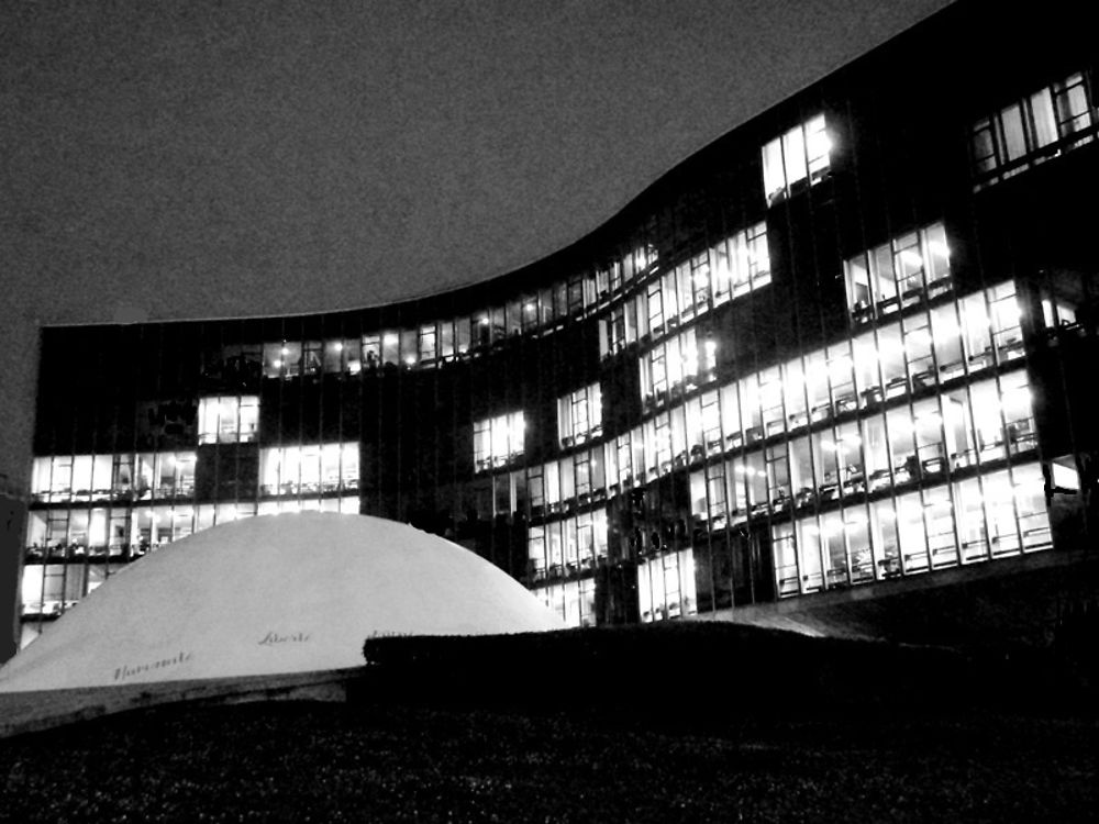 Paris la nuit (siège du Pcf)