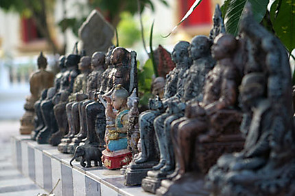 Alignement de petites statues sacrées
