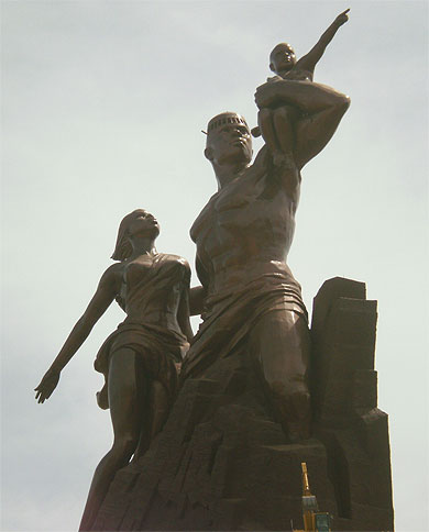 Statue géante renaissance Africaine 2009 Statue géante renaissance Africaine 2009