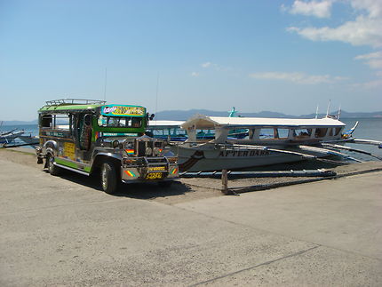 Jeepney et bateau à balanciers