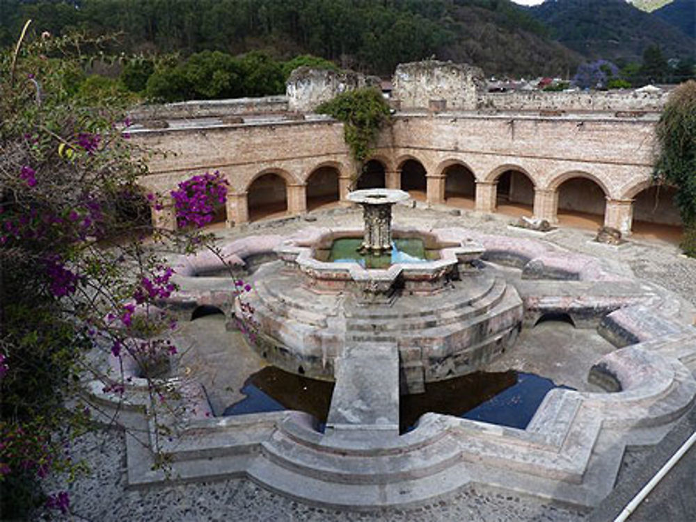 Fontaine octogonale du cloître de l'église de la Merced