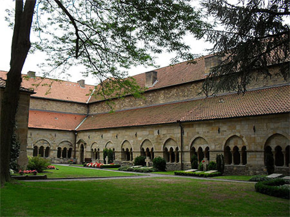 Cloître de la cathédrale Saint-Pierre