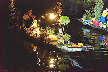 Barque d'hortillon illuminée le soir