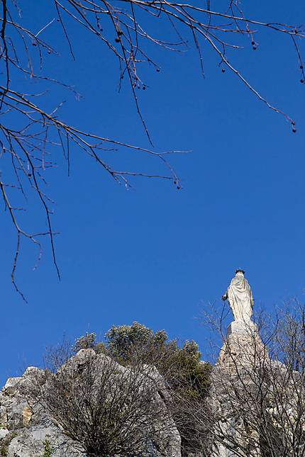 Tourves - La Vierge sur le rocher