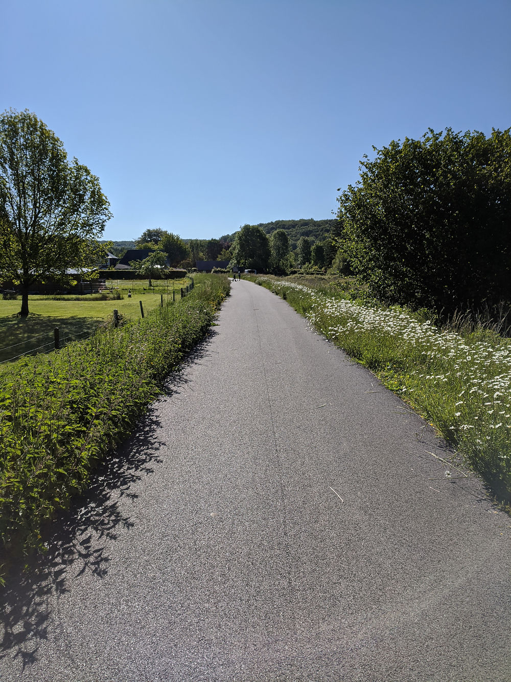 Rouler sous le soleil de printemps à Valmont