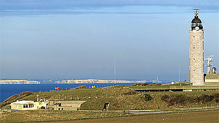 Le phare du cap Gris-Nez et les falaises anglaises