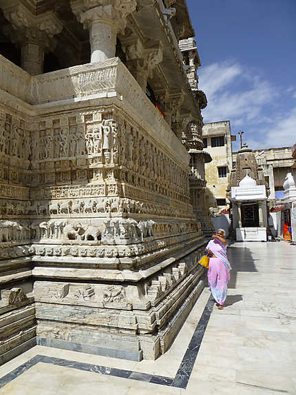 Femme indienne près d'un temple