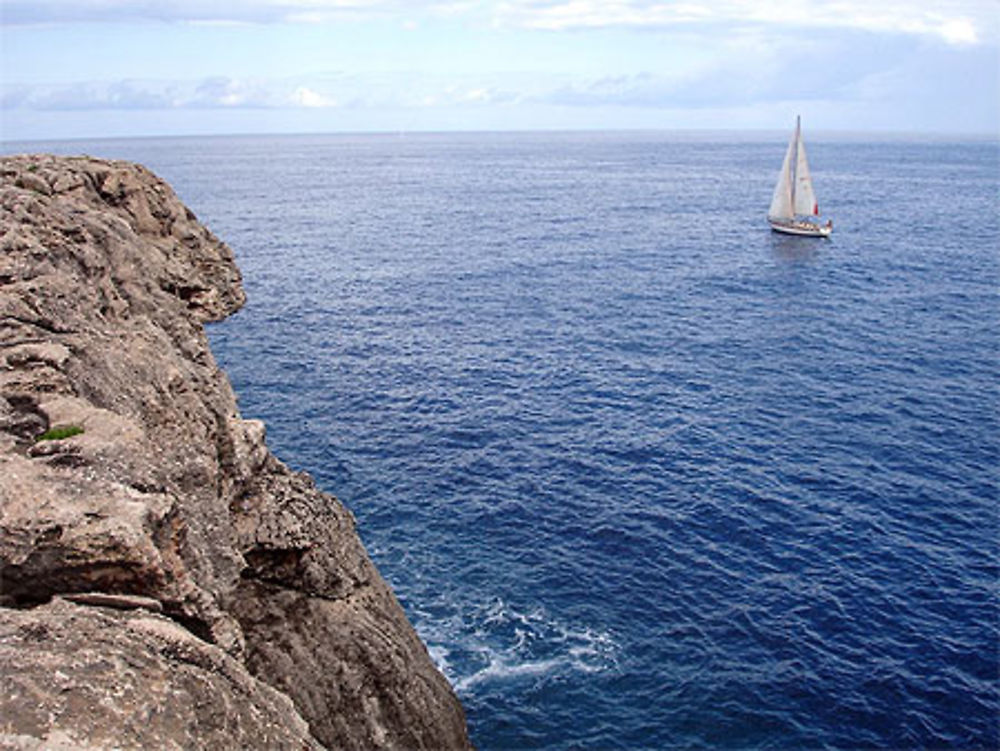 Les falaises rocheuses le long de la côte de Cala d'Or