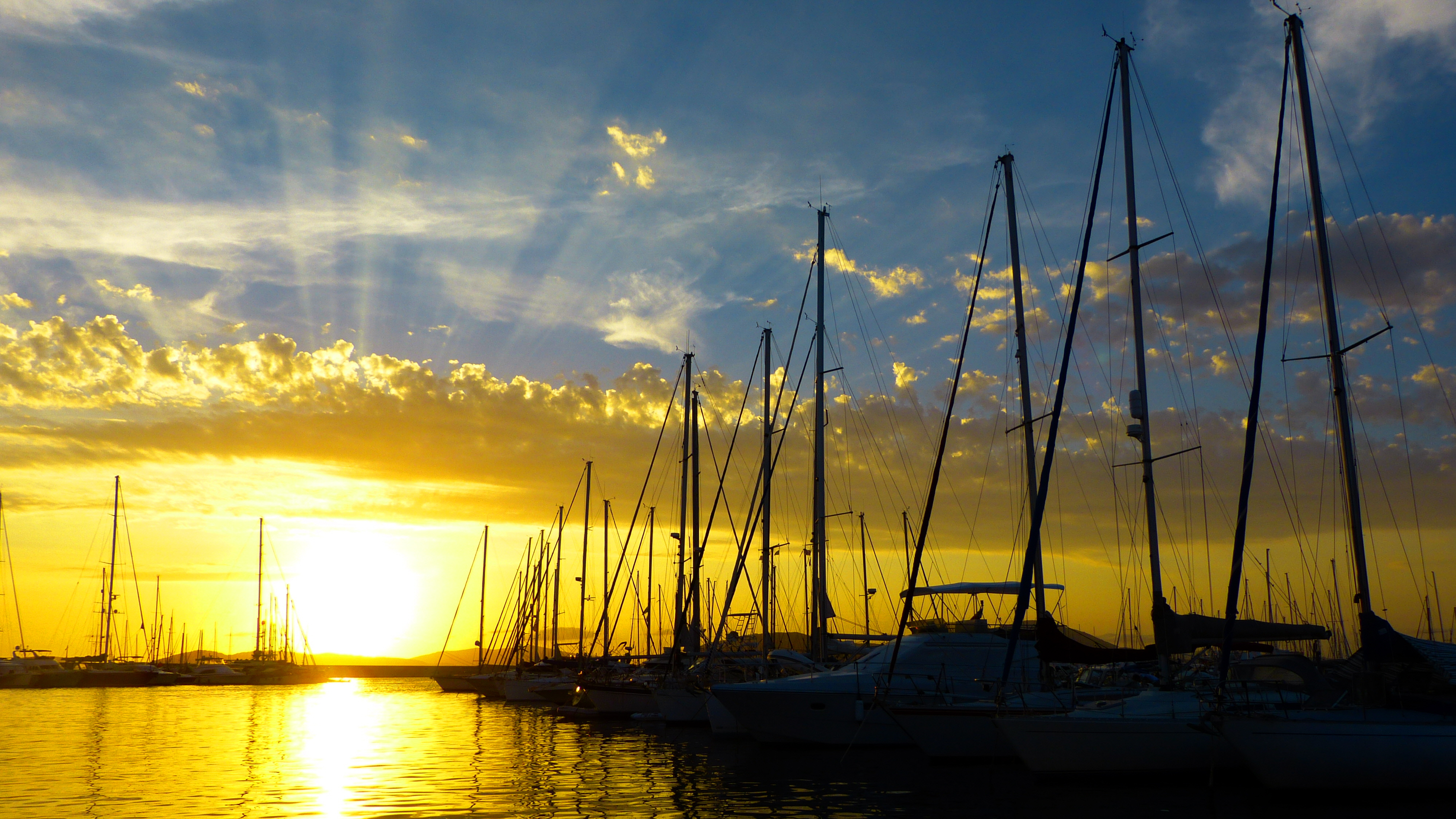 Coucher de soleil sur le port de plaisance Coucher de soleil sur le port de plaisance