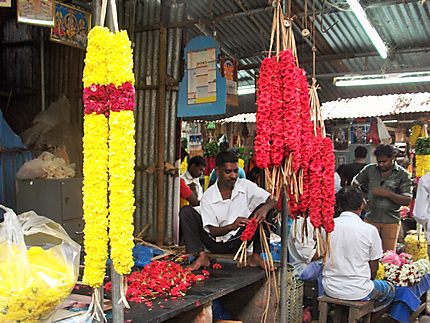 Vendeur fabricant un collier de fleurs