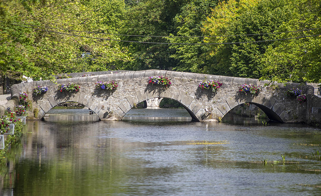Un pont sur la rivière Carrowbeg Un pont sur la rivière Carrowbeg