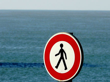 Panneau de signalisation marchant sur l'eau