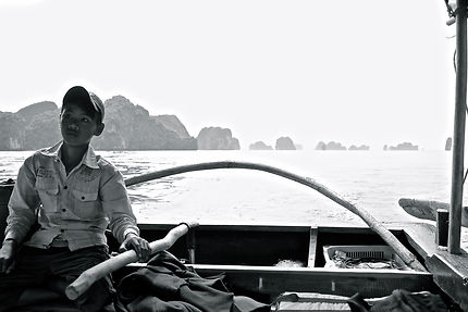 Jeune garçon pêcheur dans la baie d'Halong
