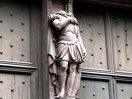 Statue de St-Eustache sans sa tête ? 