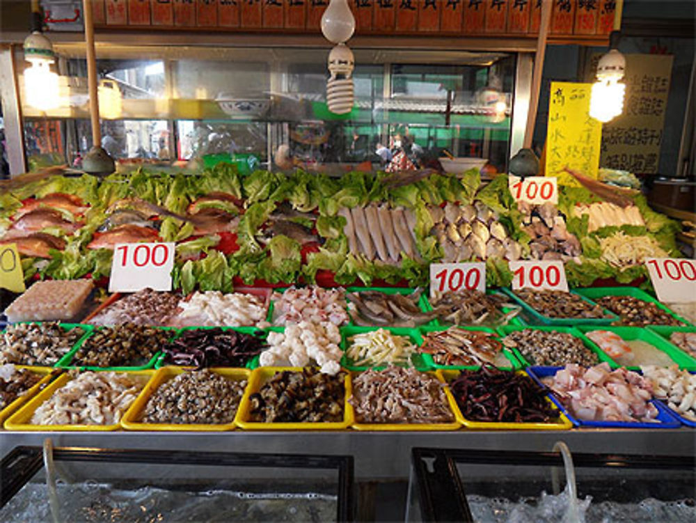 Ile de Cijin. Stand de poissons et de fruits de mer