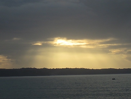 Bateau passant devant Douarnenez