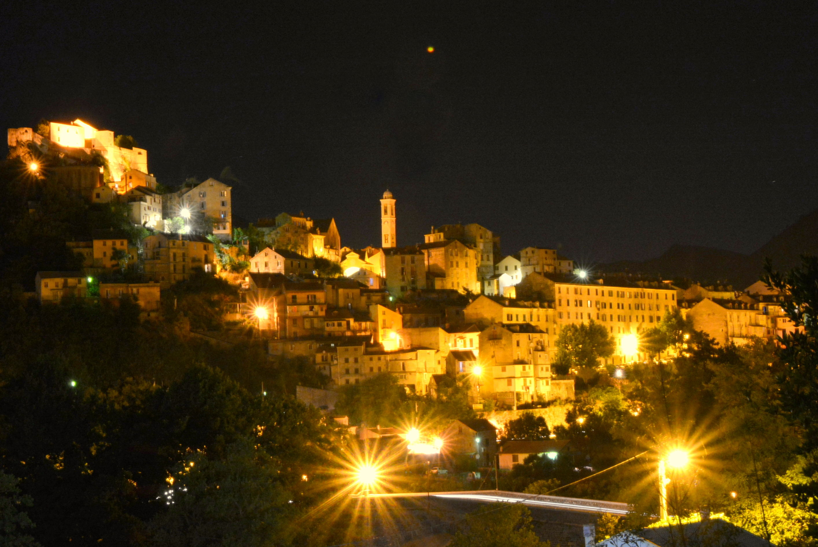 Vue nocturne sur la ville de Corte, en Corse