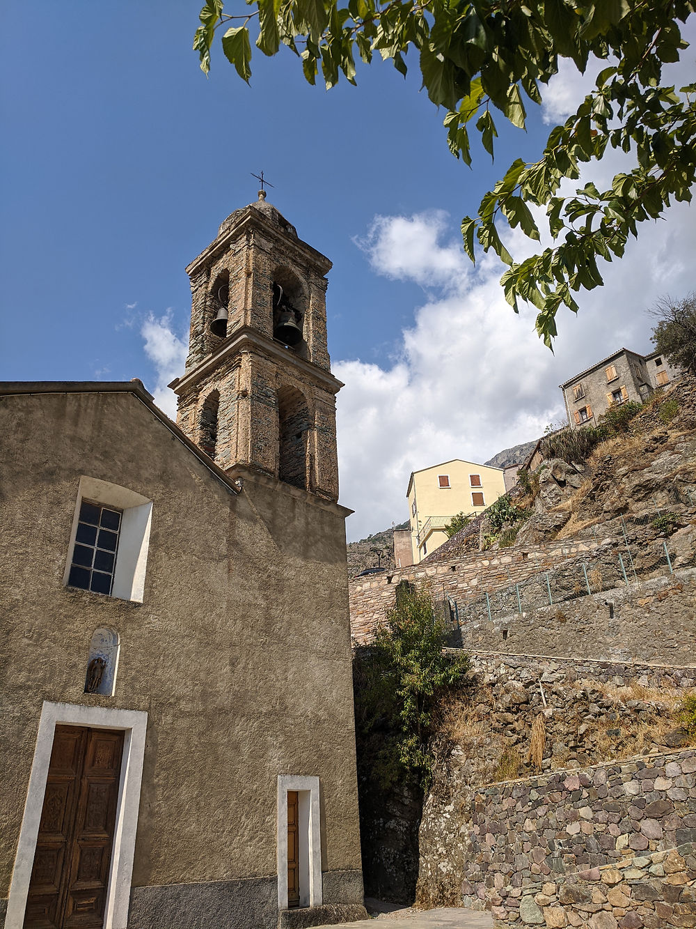 Devant l'église d'Asco