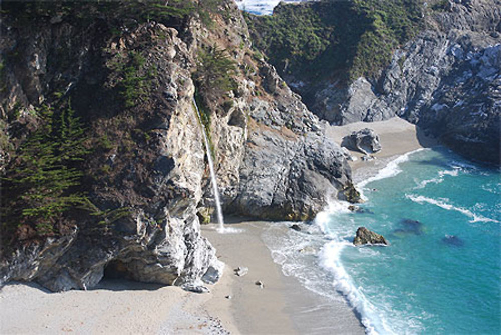 Cascade sur la plage