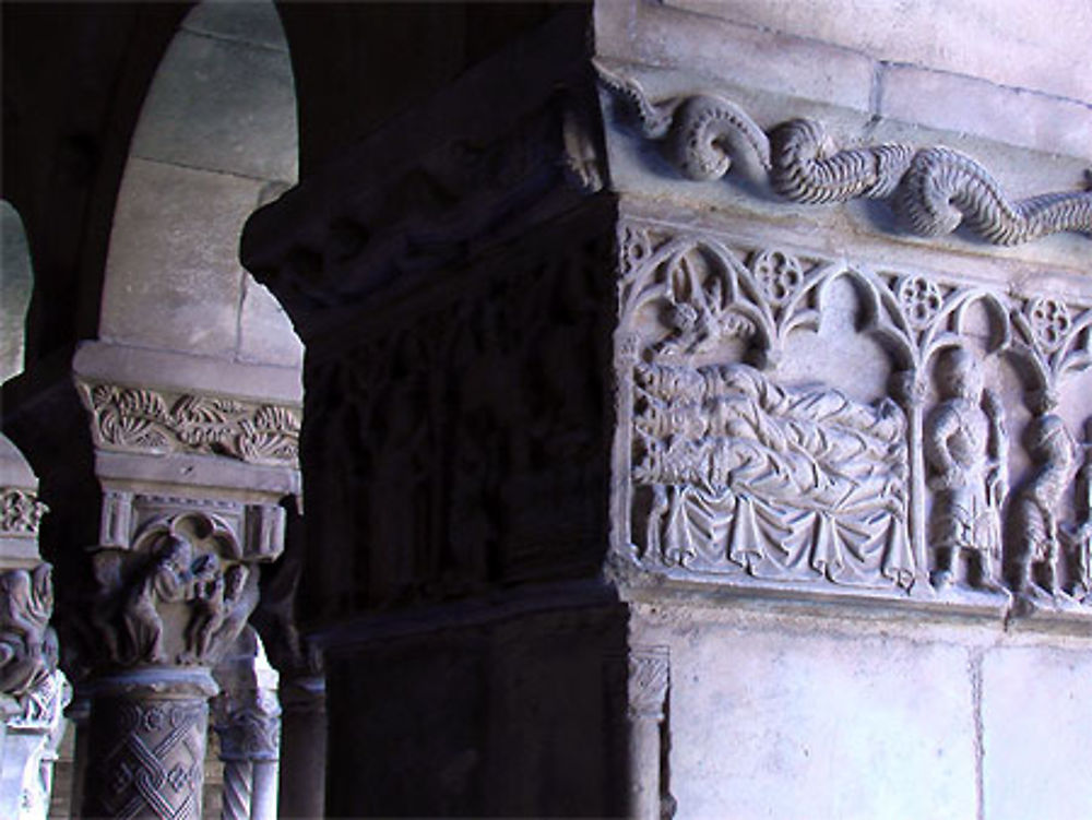 Piliers sculptés du cloître