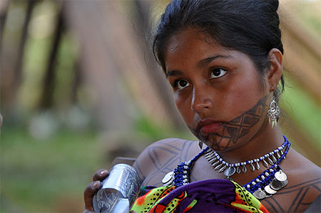 Tatouages et bijoux d'une jeune femme emberá