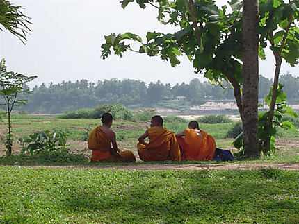 Bonzes devant le fleuve Mekong