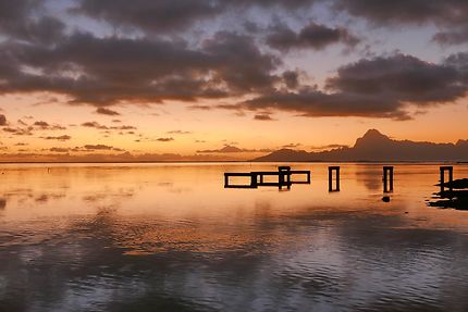 Crépuscule sur Tahiti face à Moorea
