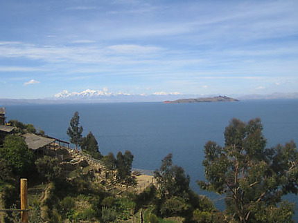 Les andes sur le lac Titicaca