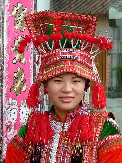 Jeune femme en costume traditionnel