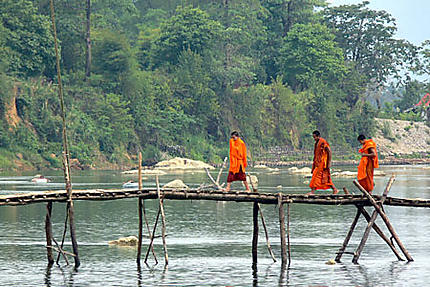 les moines sur le pont